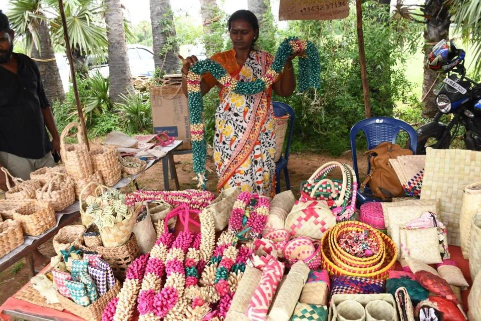 பனையால் கிடைக்கும் நுங்கு, பதநீர், கருப்பட்டி, பனை ஓலையால் பின்னப்பட்ட விசிறி, அணிகலன்கள், கைவினைப் பொருள்கள் ஆகியவை இடம்பெற்ற இக்கண்காட்சிக்கு நல்ல வரவேற்பு கிடைத்தது.