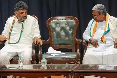 முதல்வர் பதவிக்கு அடுத்து வருவது யார் என்ற போட்டியில் டி.கே. சிவக்குமார், சித்தராமையா. 