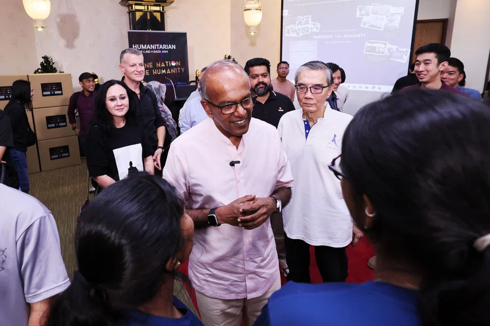 நிவாரணப் பொருள்களைப் பொட்டலமிடும் நிகழ்வில் தொண்டூழியர்களுடன் கலந்துறவாடும் உள்துறை, சட்ட அமைச்சர் கா.சண்முகம். 