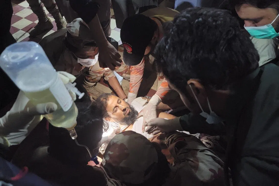 பாகிஸ்தானில் ரயில் கடத்தல்; 155 பயணிகள் மீட்பு; 27 போராளிகள் சுட்டுக்கொலை 