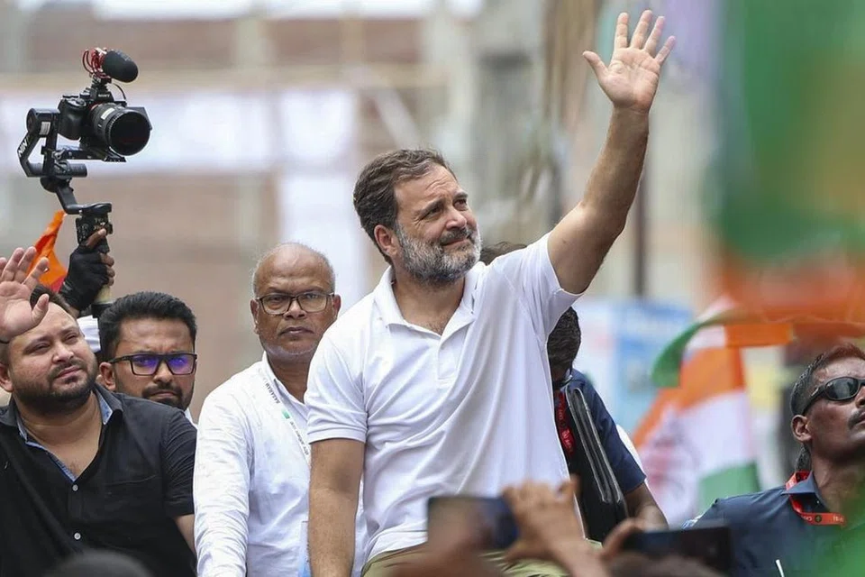 காரில் வாக்காளர்களின் வாக்குரிமையை உறுதி செய்யும் வகையிலும், ‘வாக்குரிமை’ என்ற பெயரில் வாக்குத் திருட்டைக் கண்டித்து மக்களவை எதிர்க்கட்சித் தலைவர் ராகுல் காந்தி 16 நாள் பயணத்தைத் துவங்கியுள்ளார்.