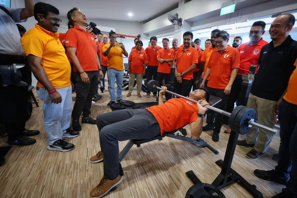வெளிநாட்டு ஊழியர்கள் நிலையப் பொழுதுபோக்கு மன்றத்தில் ஞாயிற்றுக்கிழமை (ஜூன் 23) நடந்த என்டியுசி மே தின வெளிநாட்டு ஊழியர்கள் கொண்டாட்டத்தில் புதிய ‘எம்டபுள்யுசி ஆர்சி’ உடற்பயிற்சிக் கூட உபகரணங்களை என்டியுசி துணைத் தலைமைச் செயலாளர் டெஸ்மண்ட் டான் சோதித்துப் பார்த்தார்.