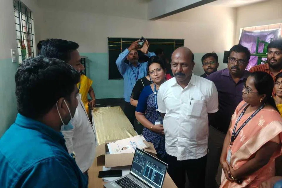 சென்னை ஐயப்பன்தாங்கலில் சனிக்கிழமை (டிசம்பர் 6) நடந்த சிறப்பு மருத்துவ முகாமைப் பார்வையிட்ட தமிழக மருத்துவ, மக்கள் நல்வாழ்வுத்துறை அமைச்சர் மா.சுப்பிரமணியன்.