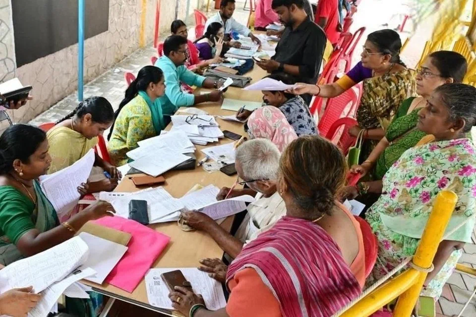 எஸ்​ஐஆர் நடவடிக்கையின்கீழ் வாக்​காளர் பட்டியலில் இருந்து நீக்​கப்​பட்​ட​வர்​கள் அரசு நலத்​திட்ட உதவிகளைப் பெறமுடி​யாது என்று மேற்கு வங்கம், பீகார் அரசுகள் அறிவித்துள்ளன.