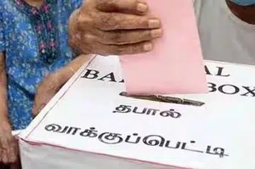 அரசு ஊழியர்களும் காவல்துறையினரும் அஞ்சல் வாக்குகளைச் செலுத்த ஆர்வம் காட்டாதது பேசுபொருளாகி உள்ளது.