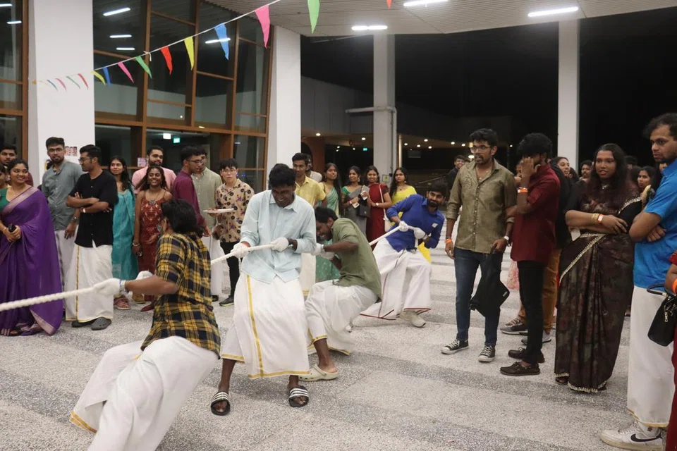 கயிறு இழுக்கும் போட்டியில் பங்குபெற்ற இளையர்கள்.