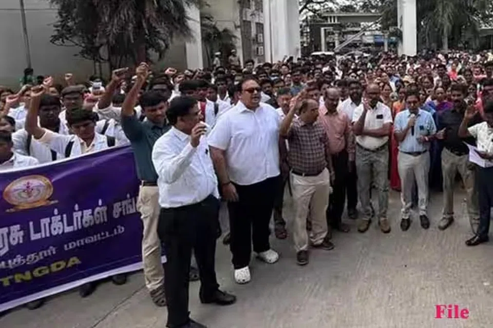 ஊதிய உயர்வு கேட்டு நடைப்பயணத்திற்கு தயாராக இருக்கும் அரசு மருத்துவர்கள்.