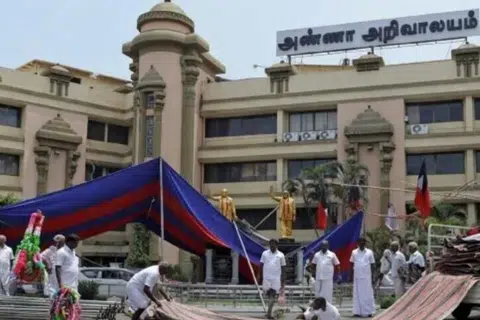 வாக்கு எண்ணிக்கை நடந்துகொண்டிருந்தபோது அண்ணா அறிவாலயத்தில் அகற்றப்பட்ட பந்தல்.