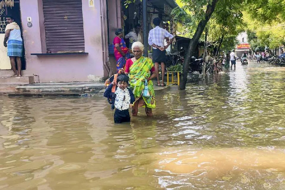 மதுரை கட்டபொம்மன் நகரில் வெள்ளம் சூழ்ந்த பகுதியில் ஒரு வயதான மூதாட்டி தன் பேரனுடன் நடந்து செல்கிறார். மதுரையில் பெய்த மழையால், தாழ்வான பகுதிகள் வெள்ளத்தில் மூழ்கி, சாலைகள் ஆறுகளாக மாறியுள்ளன. வீடுகள், அலுவலகங்களுக்குள் தண்ணீர் புகுந்ததுடன், மக்கள் முழங்கால் அளவு தண்ணீரில் எங்கும் செல்லமுடியாமல் அவதிப்பட்டனர். 