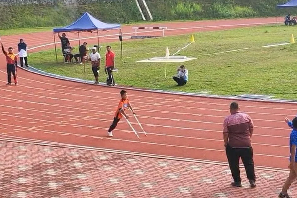 ஒற்றைக்காலுடன், ஊன்றுகோல்களின் துணையுடன் ஓடி பந்தயத்தை முடித்த 11 வயது ஆகில்.
