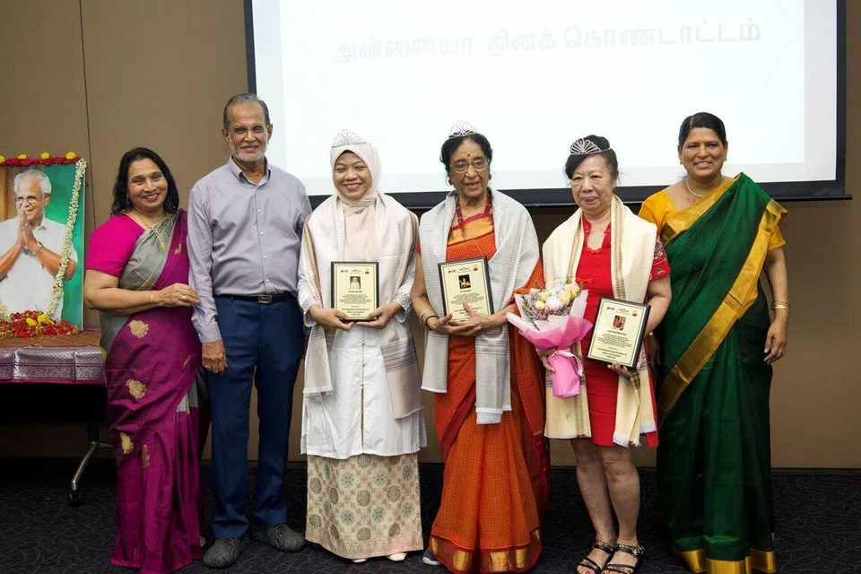 டாக்டர் உமா ராஜன், திருவாட்டி சைனவா பீபீ, திருவாட்டி செங் மியோவ் யெங் ஆகியோர்க்கு விருது வழங்கப்பட்டது.
