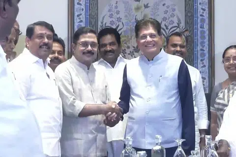 மத்திய அமைச்சர் பியூஷ் கோயல் முன்னிலையில் தேசிய ஜனநாயக கூட்டணியில் டிடிவி தினகரனின் அமமுக  புதன்கிழமை (ஜனவரி 21) இணைந்தது.