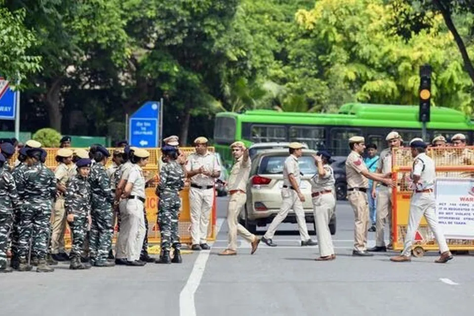 டெல்லி காவல்துறை தனியறையில் நியூஸ்கிளிக் நிறுவனத்தின் செய்தியாளர் பரஞ்சாய் குஹா தக்குர்த்தா, ஊர்மிலேஷ் ஆகியோரை அழைத்துச் சென்று தனி அறையில் வைத்து விசாரித்து வருவதாக இந்திய ஊடகங்கள் தெரிவித்துள்ளன.