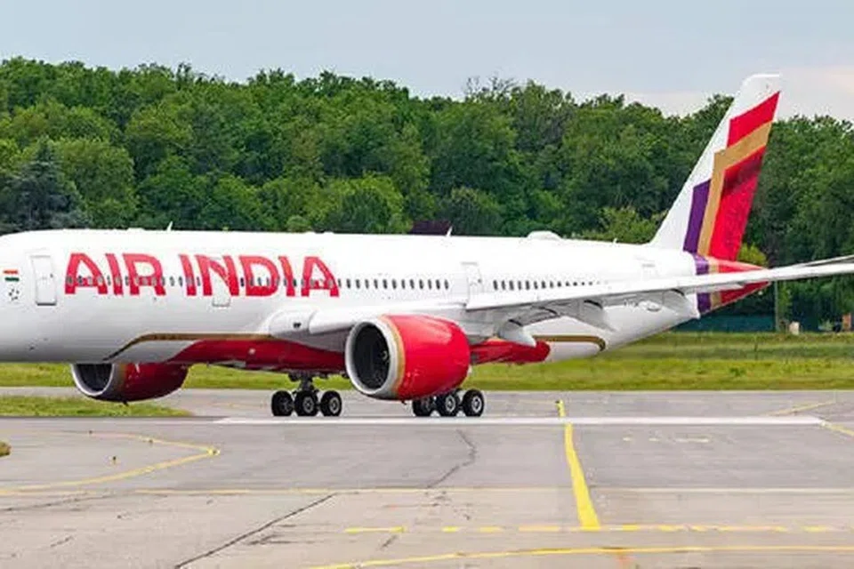 வெடிகுண்டு மிரட்டலைத் தொடர்ந்து மும்பை - நியூயார்க் ஏர் இந்தியா விமானம் புதுடெல்லிக்குத் திருப்பிவிடப்பட்டது.