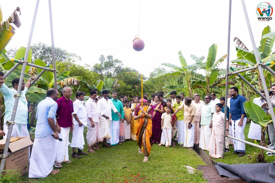பாரம்பரிய பொங்கல் விளையாட்டான உறியடித்தல்.