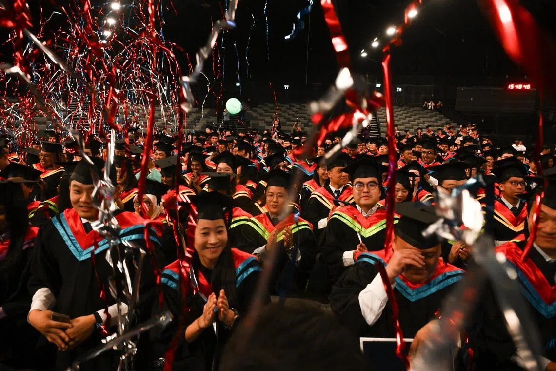 முழுநேர வேலை கிடைத்த உள்ளூர் பட்டதாரிகளின் எண்ணிக்கை சரிவு