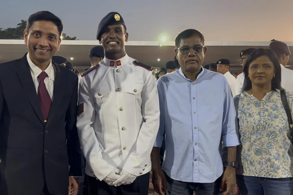 தங்க வாள் விருதை வென்ற மூன்றாம் சார்ஜன்ட் ஜோசுவா, அவரது பெற்றோருடன் துணையமைச்சர் தினே‌ஷ் வாசு தாஸ்.