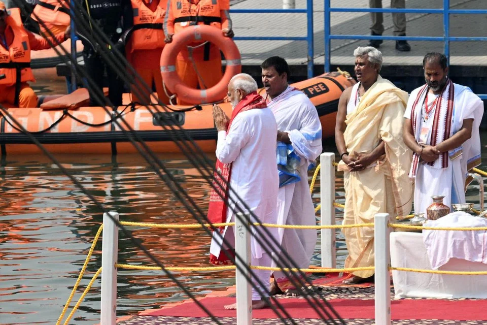வேட்புமனு தாக்கல் செய்யுமுன் கங்கை ஆற்றங்கரையில் பூசை செய்த இந்தியப் பிரதமர் மோடி.