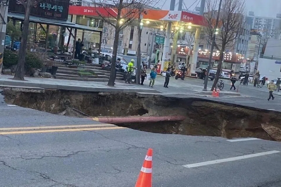 சாலையின் நடுப்பகுதியில் ஆழ்குழி ஏற்பட்டதை அடுத்து, அவ்வழியாகச் சென்றுகொண்டிருந்த மோட்டார் சைக்கிளோட்டி அதற்குள் விழுந்தார். அவரது சடலம் கண்டெடுக்கப்பட்டது.