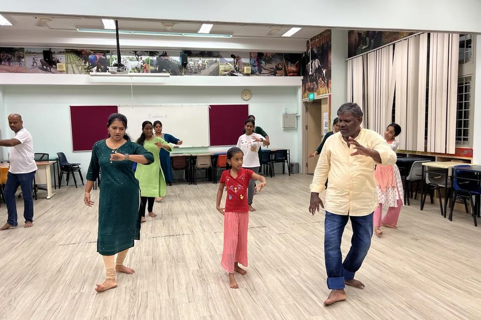 தேவராட்டத்தின் முதன்மை நடன வரிசைகளைக் கற்றுத்தரும் கலைஞர் ‘நெல்லை’ மணிகண்டன் (வலது).