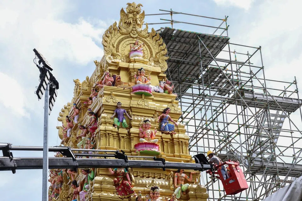 தங்க நிறத்தில் மின்னும் கோபுரம்.