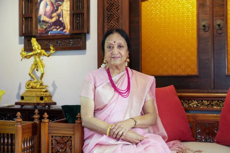 சிங்கப்பூரின் குட்மேன் கல்வி நிலையத்திலுள்ள ‘அப்சராஸ் ஆர்ட்ஸ்’ கலைப்பள்ளி அலுவலகத்தில் புகழ்பெற்ற பரதநாட்டியக் கலைஞரும் விற்பன்னருமான பத்மா சுப்பிரமணியம்.