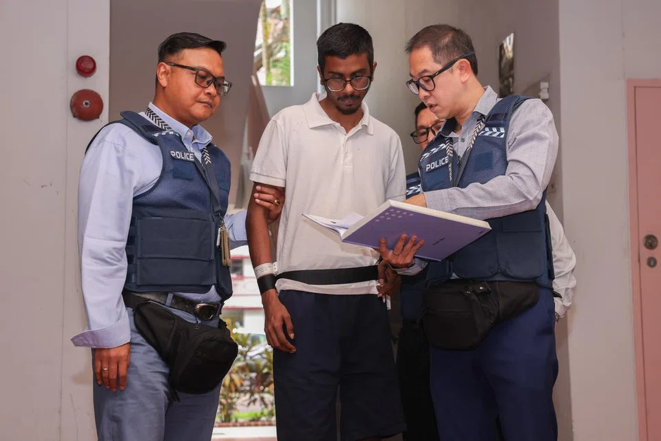 கடன்முதலைத் தொல்லை விளைவித்ததாகச் சந்தேகிக்கப்படும் 32 வயது கார்த்திக் ராவ் கங்கையா விசாரணைக்காக, சம்பவம் நடந்த இடத்திற்கு  அழைத்துச்செல்லப்பட்டார்.