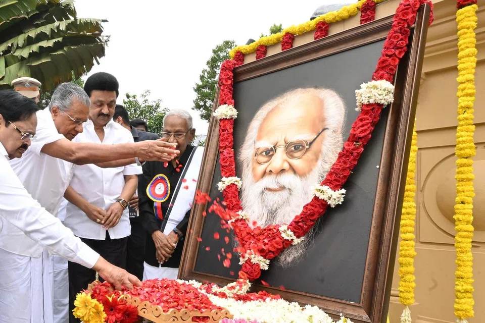தந்தை பெரியார் நினைவகத்தில் உள்ள பெரியாரின் திருவுருச்சிலைக்கு அருகில் வைக்கப்பட்டுள்ள அவரது உருவப்படத்திற்கு தமிழக முதல்வர் மு.க.ஸ்டாலின், கேரள முதல்வர் பினராயி விஜயன் உள்ளிட்டோர் மலர் தூவி மரியாதை செலுத்தினர்.