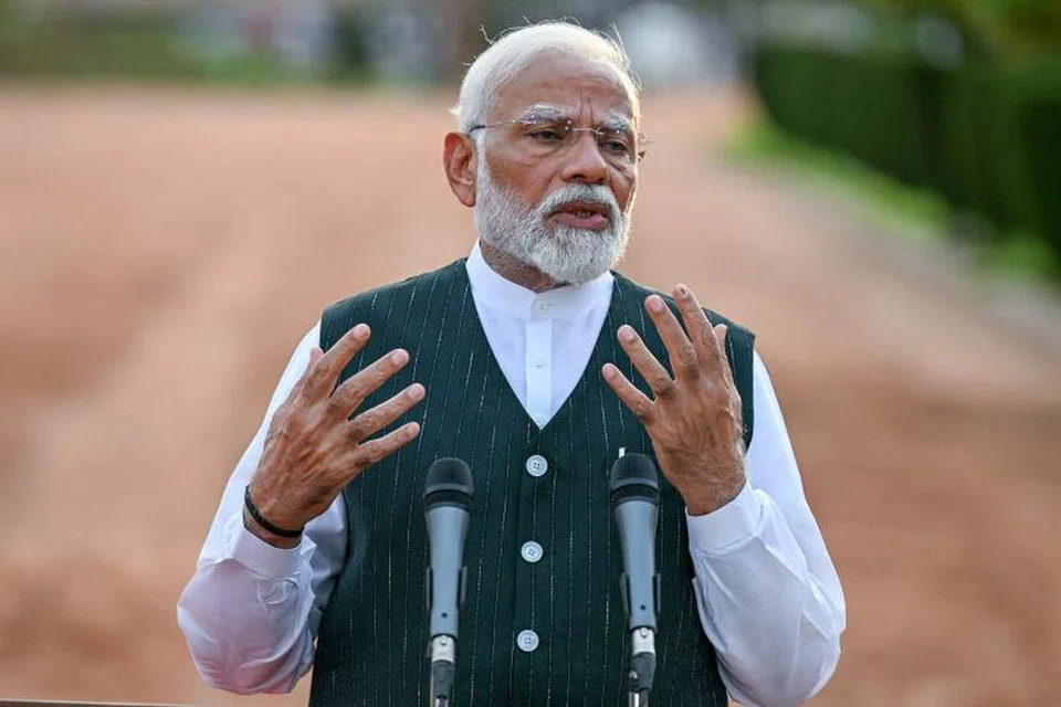 இந்தியதேர்தல் முடிவுகள் அறிவிக்கப்பட்ட பின் மத்தியில் புதிய அரசு அமைக்க உரிமை கோரிய பிரதமர் நரேந்திர மோடி  வெள்ளிக்கிழமை (ஜூன் 7ஆம் தேதி) அதிபர் மாளிகையில் பேசும் காட்சி.