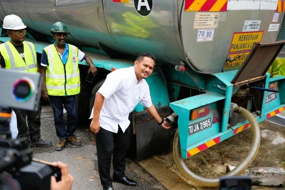 தண்ணீர் லாரியுடன் ஜோகூரின் பொதுப் பணிகள், போக்குவரத்து, உள்கட்டமைப்பு, தொடர்புக் குழுத் தலைவர் முகம்மது ஃபாஸில் முகம்மது சாலே. 