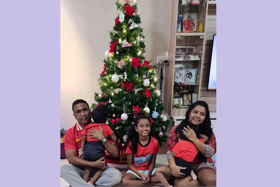 தங்கள் பிள்ளைகளுடன் டேவிட் - ஏஞ்சலன் இணையர்.