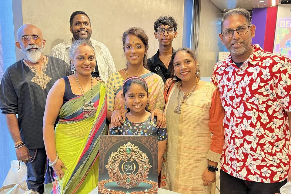 ‘ஓம் ஜுவல்ஸ்’ நிறுவனர்கள் பி.சிவகுமார் (இடக்கோடி), பி.உமாமகே‌ஷ்வரி (இடமிருந்து இரண்டாவது), தம் குடும்பத்தினருடன்.