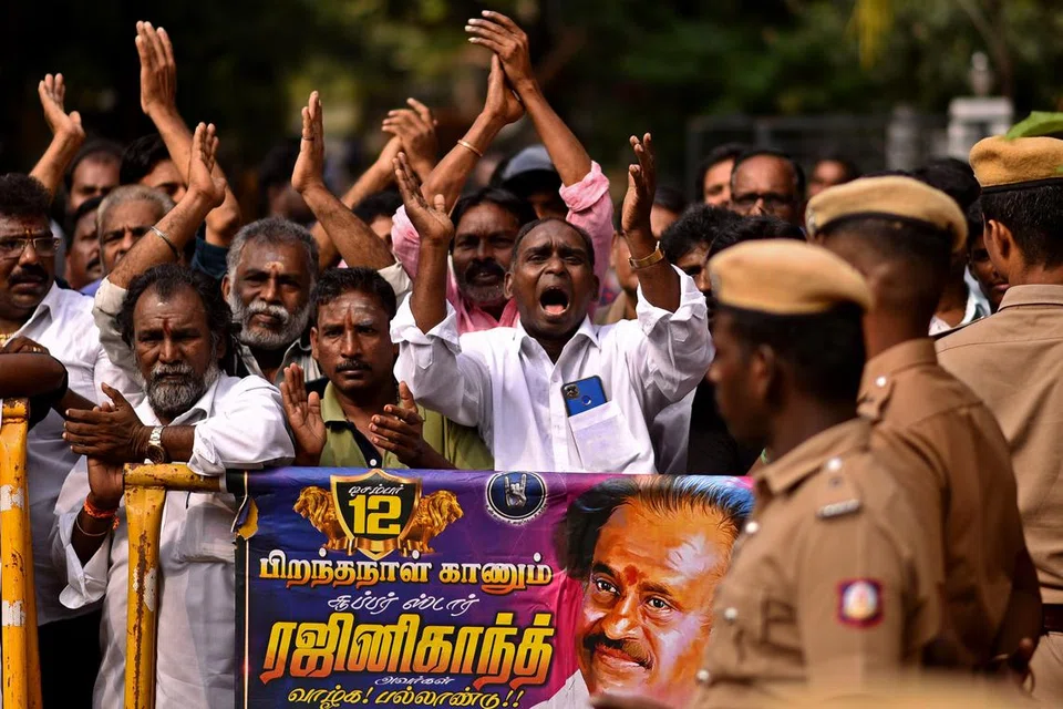 நடிகர் ரஜினியின் 73வது பிறந்த நாளைக்கு வாழ்த்துச் சொல்வதற்காக அவரது வீட்டின் முன்பு திரண்ட ரசிகர்கள்.