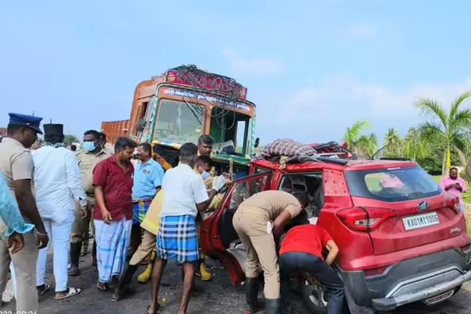 விபத்தில் சிக்கிய கார், லாரி. மீட்புப் பணியில் அப்பகுதியில் உள்ள பொதுமக்களும் உதவினர்.