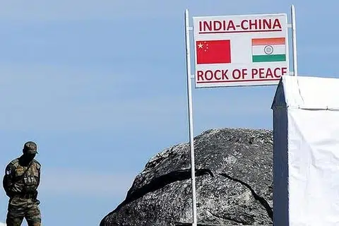 சமூக ஊடகங்களில் வெளியான காணொளி செயற்கை நுண்ணறிவு தொழில்நுட்பத்தில் உருவாக்கப்பட்ட போலியானது என்றும் ராணுவத் தரப்பில் விளக்கம் அளிக்கப்பட்டுள்ளது.