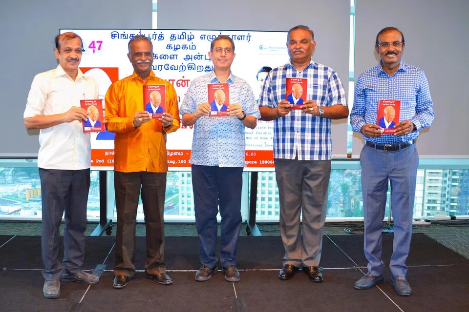 லீ குவான் இயூ 100 கையேட்டின் வெளியீடு (இடமிருந்து வலம்) திரு. சு. முத்துமாணிக்கம், திரு. நா. ஆண்டியப்பன், இணைப் பேராசிரியர் முகம்முது ஃபைஷல் இப்ராஹிம், திரு. வீ. கலைச்செல்வம், திரு. இரா. தினகரன் ஜே.பி. 