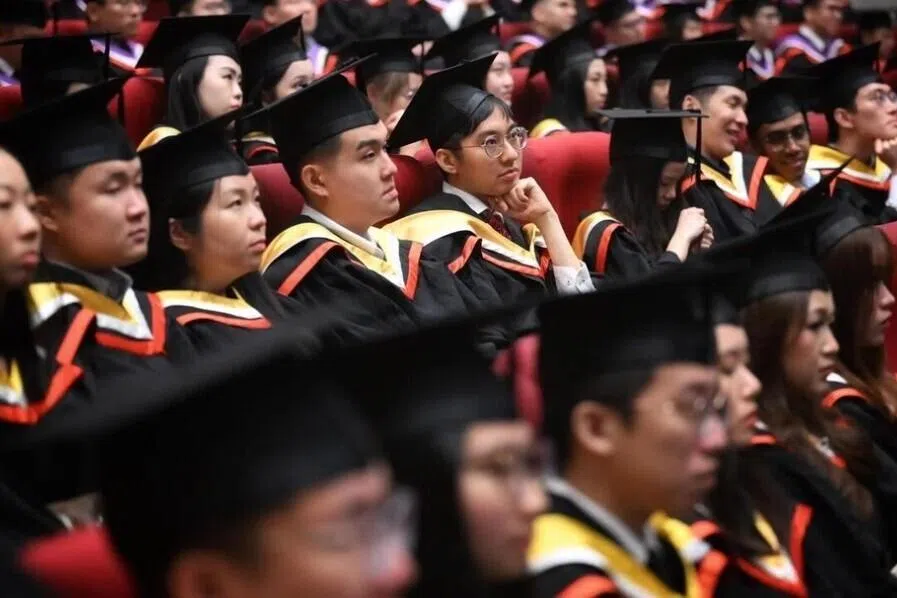 தனியார் கல்வி நிறுவன மாணவர்களில் பாதிக்கும் குறைவானவர்களுக்கு முழுநேர வேலை