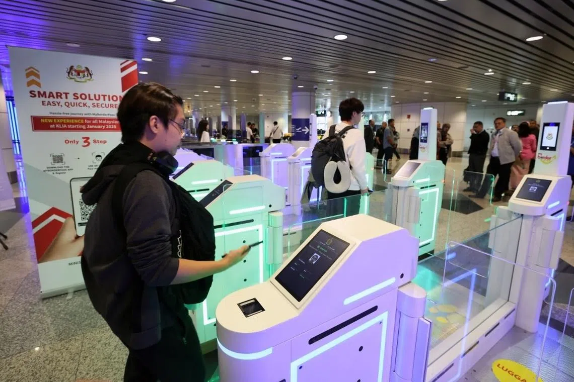 2026 முதல் ‘கியூஆர்’ குடிநுழைவு குறியீட்டு முறையை ஆசியான் பயணிகள் பயன்படுத்தலாம்: மலேசிய அமைச்சர் 