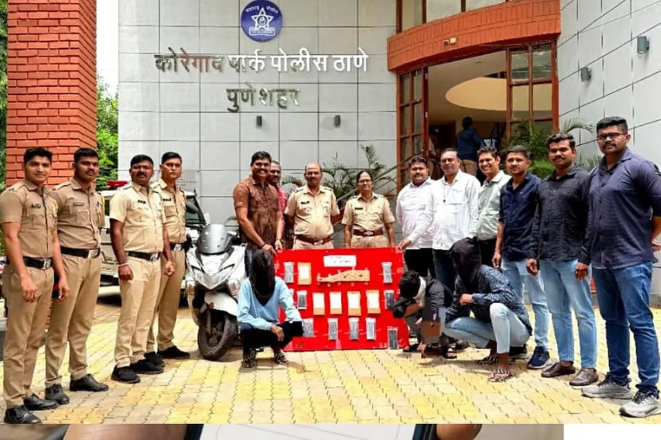 புனேயில் கைப்பேசிகளைத் தட்டிப்பறித்துச் செல்லும்  2 கும்பல்கள் சிக்கியுள்ளன.