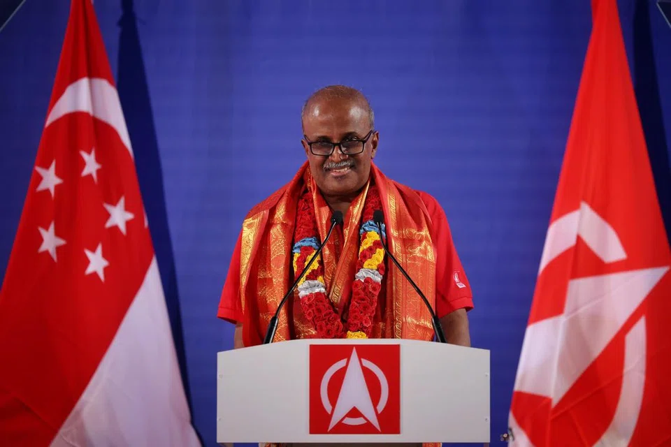சுவா சூ காங் விளையாட்டரங்கில் வியாழக்கிழமை (ஏப்ரல் 24) நடந்த சிங்கப்பூர் ஜனநாயகக் கட்சியின் பிரசாரக் கூட்டத்தில் உரையாற்றிய அதன் தலைவர் டாக்டர் பால் தம்பையா.
