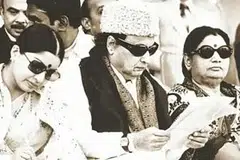 1987 டிசம்பரில் அதிமுகவின் தலைவர் எம்ஜிஆர் காலமானார். அதையடுத்து அதிமுக, ஜானகி அணி, ஜெயலலிதா அணி என இரண்டாகப் பிரிந்தது.