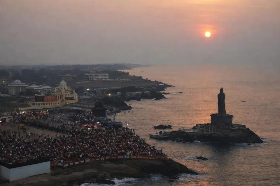 இந்தியாவின் தென்கோடி முனையான கன்னியாகுமரியில், முக்கடல் சங்கமிக்கும் இடத்தில் ஆயிரக்கணக்கான சுற்றுலாப் பயணிகள் இன்று (டிசம்பர் 31) காலை திரண்டு, 2025ஆம் ஆண்டின் கடைசி சூரிய உதயத்தைக் கண்டு ரசித்தனர். 
