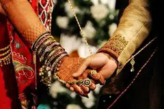 பெரும்பாலும் ஜொலிக்கும் திருமணப் புடவைகளைத் தேர்ந்தெடுப்பதில் பெண்கள்தான் அதிக அக்கறை காட்டுவார்கள். படம்: தமிழக ஊடகம்