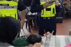 கடந்த சனிக்கிழமை (ஜூலை 26) இரவு 10 மணி அளவில் அச்சிறுவன் உணவகத்தில் தனியாக இருப்பதை வாடிக்கையாளர்கள் கண்டனர்.