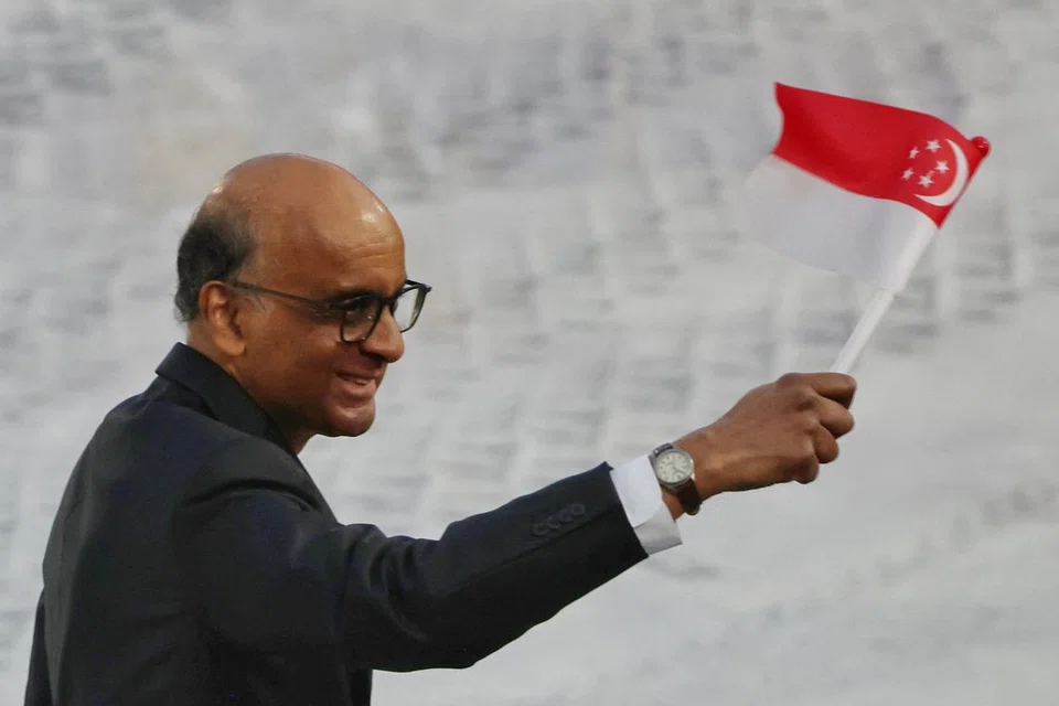 அதிபராக அணிவகுப்பை முதன்முறையாகப் பார்வையிட்ட திரு தர்மன் சண்முகரத்னம்.