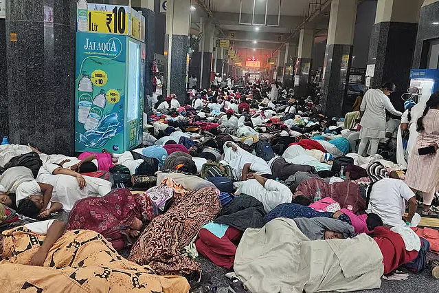 தூத்துக்குடியில் செவிலியர்கள் 3வது நாளாகத் தொடர் போராட்டம்