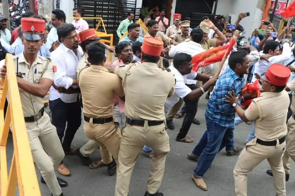 இருதரப்பினரும் மோதிக்கொள்ளாமல் இருக்க தடுப்பு வேலிகள் வைத்து காவல்துறையினர் தடுத்தனர்.