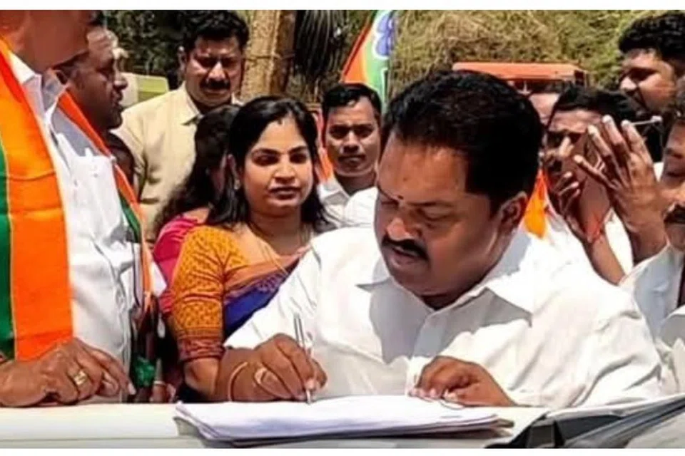 மும்மொழிக் கொள்கைக்கு ஆதரவு தெரிவித்து கையெழுத்திடும் அதிமுக எம்எல்ஏ விஜயகுமார்.