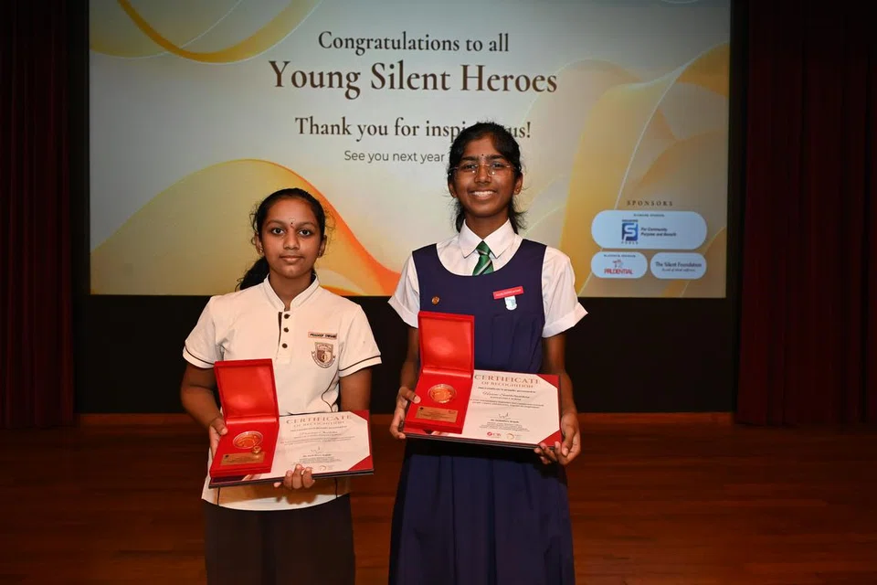 சிங்கப்பூரின் அறியப்படாத இளம் நாயகர்கள் (யங் சைலண்ட் ஹீரோஸ்) மாணவர் விருதைப் பெற்ற பிரதிப் ஒவ்‌ஷிகா, 12, ஹாசினி செந்தில்நாதன், 15.