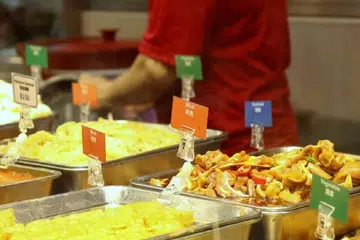 இவ்வாண்டு இறுதிக்குள் சிங்கப்பூரில் உள்ள 77 கோஃபு உணவு நிலையங்களிலும் காப்பிக்கடைகளிலும் உள்ள சமைத்த உணவுக் கடைகள் அனைத்திலும் ஒவ்வோர் உணவுவகையின் விலையைக் காட்சிப்படுத்தும் அணுகுமுறை நடைமுறைப்படுத்தப்படும்.